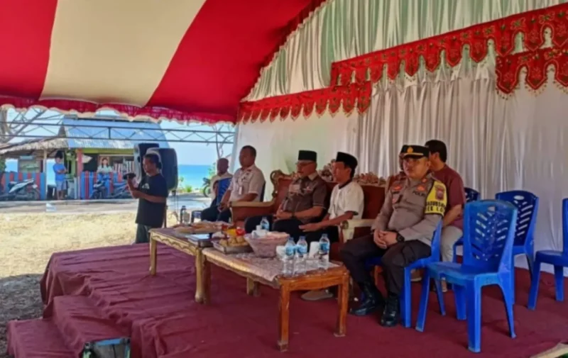 Bupati Bolmong Limi Mokodompit menghadiri halalbihalal Idul Fitri 1445 Hijriah yang digelar DPD KNPI Bolmong bersama pemuda Desa Motabang, Kecamatan Lolak, di Pantai Bungin, Rabu 17 April 2024.