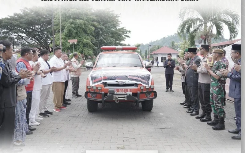 Bupati Bolmong Limi Mokodompit melepas rombongan pengangkut bantuan logistik untuk korban erupsi Gunung Merapi Ruang di Tagulandang, Kabupaten Sitaro, Senin 22 April 2024.