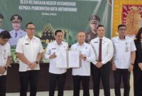 MOU - Wali Kota Kotamobagu Wenny Gaib saat menandatangani MoU bareng Kajari Tasjrifin M A Halim, Rabu 13 Mei 2026 di Rudis Wali Kota.