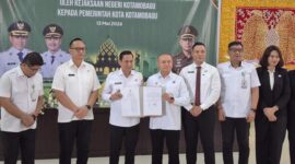 MOU - Wali Kota Kotamobagu Wenny Gaib saat menandatangani MoU bareng Kajari Tasjrifin M A Halim, Rabu 13 Mei 2026 di Rudis Wali Kota.