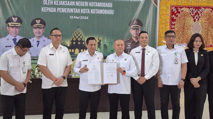 MOU - Wali Kota Kotamobagu Wenny Gaib saat menandatangani MoU bareng Kajari Tasjrifin M A Halim, Rabu 13 Mei 2026 di Rudis Wali Kota.